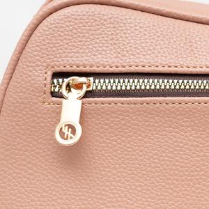 Bolso Freya de Cuero Sintético Premium - Mochila Convertible Multifuncional, Bolso Bandolera con Cremallera y Monedero Extraíble para Maquillaje Diario - Product Image 6