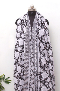 Elegante Pareo de Algodón con Estampado Floral Monocromático |   Pareo de Playa Sostenible Hecho a Mano |   Chal de Verano Versátil Estilo Boho. - Product Image 3