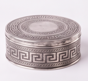Boîte de rangement ronde en métal argenté à motif géométrique grec personnalisé pour fruits secs et légumes - Product Image 3