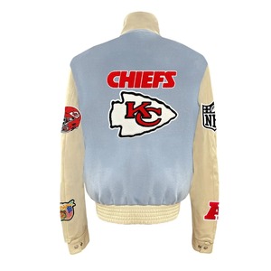 Chaqueta Varsity de Lana y Cuero de los Kansas City Chiefs en Azul Bebé - Product Image 2