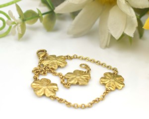 สร้อยข้อมือรูปดอกไม้สีทองสำหรับผู้หญิง สวมใส่ได้ทุกวัน ทอง 18K หรูหรา ของขวัญงานแต่งงาน เครื่องประดับ - Product Image 5