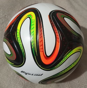 ลูกฟุตบอล Patolay สีขาว PU แบบเชื่อมด้วยความร้อน พร้อมไส้บอล NSR ขนาด 5 RTB 8704 น้ำหนัก 410-440 กรัม สำหรับฝึกซ้อม ผลิตในประเทศปากีสถาน - Product Image 4