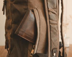 กระเป๋าเป้หนังแท้ผสมผ้าแคนวาส กันน้ำ พกพาสะดวก ใส่แล็ปท็อปได้ ความจุ 36-55 ลิตร ขายส่งจำนวนมาก รุ่น LCB-0020 - Product Image 4