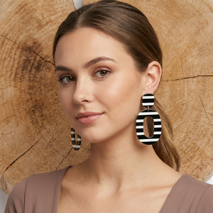 Boucles d'oreilles pendantes artisanales uniques en résine, motif Fée Amour, faites à la main, modèle DIY, Pâques, Rentrée scolaire - Product Image 1