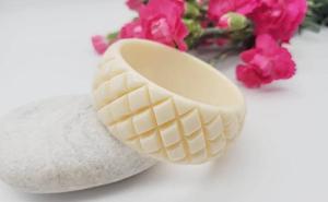 Brazalete de resina ecológico de diseño abierto, estilo elegante, forma hexagonal, brazalete de resina epoxi de diseño moderno para mujeres y niñas, para uso como joyería. - Product Image 3