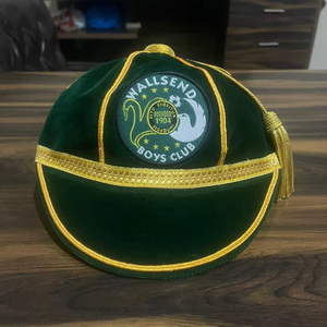 Gorra de terciopelo con bordado personalizado de letras, venta al por mayor, OEM, ODM, visera plana, ajustada, para graduación, unisex, con logo académico - Product Image 1