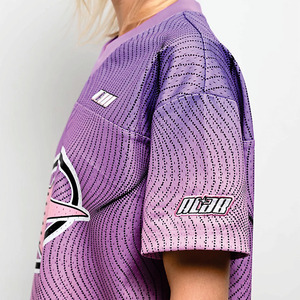 Venta al por mayor de camisetas de fútbol americano personalizadas para mujer con cuello en V, diseño gráfico de estrellas rosas, transpirables, de poliéster, ajuste holgado, suministro OEM a granel - Product Image 3