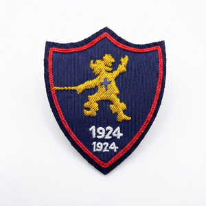 Parche bordado con forma de escudo con hilo de oro y texto 1924 sobre fondo azul oscuro, borde rojo, insignia para coser. - Product Image 1