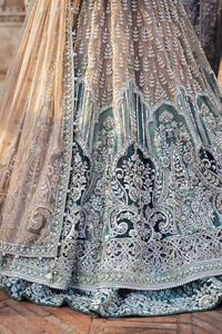 Robe de mariée moderne blanche Gharara pour femmes indiennes et pakistanaises, longue, coupe trapèze, à manches longues, pour mariage - Product Image 5