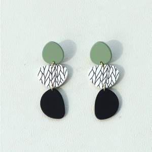 Boucles d'oreilles en résine de créateur faites à la main avec finition de luxe, artisanat artistique, style de mode moderne, fournitures de perlage durables - Product Image 3