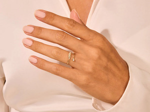 Bague ouverte en or jaune 14 carats avec diamant solitaire cultivé en laboratoire - Product Image 4
