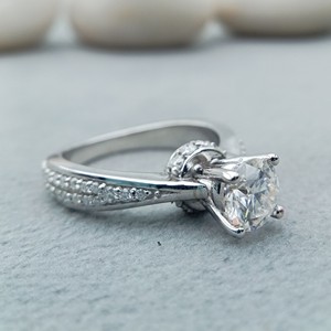 แหวนแต่งงานทรงกลมทันสมัยจาก D'VINS JEWELS ประดับเพชรทรงบริลเลียนต์สี D ขาว  ฝังในตัวเรือนเงินหรือทอง  พร้อมใบรับรอง - Product Image 3