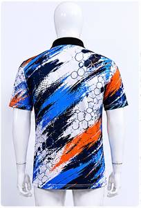 เสื้อโปโลผู้ชายแขนสั้นลายพิมพ์ดิจิทัล แห้งเร็ว ดีไซน์ซิป สีน้ำเงิน ส้ม ขาว ลายถัก 100% - Product Image 2