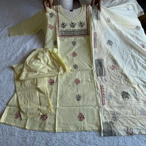 Conjunto de traje VASTRA COTTAGE de algodón puro con estampado a mano y trabajo de espejo real, Kurta amarillo claro y Dupatta de algodón Mul para mujer - Product Image 3