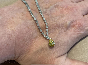 Collier élégant avec pendentif en moissanite en forme de goutte d'eau, orné de pierres blanches brillantes et d'une pierre centrale jaune vibrante, bijoux de luxe - Product Image 2