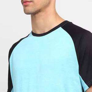 Camiseta de Cuello Redondo para Hombre, Color Azul Claro y Negro, Corte Regular, Color Sólido, Informal, Tejida, de Secado Rápido, 100% Poliéster - Product Image 4