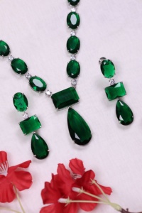Collier élégant pour femme plaqué or avec zircon taille émeraude, pendentif goutte d'eau et serti clos, idéal pour les soirées - Product Image 5