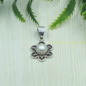 Pendentif Fleur en Argent Sterling 925 avec Perle, Bijou Floral Vintage Fait Main, Collier Minimaliste pour Femme, Breloque Perle Blanche - Product Image 6