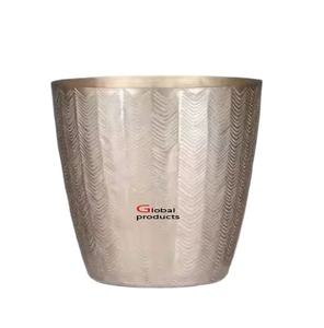 Nouveau look vase à fleurs en aluminium en métal fini argenté pour restaurant et bar d'hôtel - Product Image 1