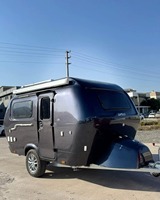Mini-caravane noire en forme de larme avec salle de bain et cuisine pour le camping et les voyages, disponible à la vente
