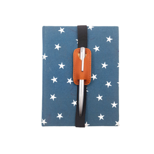 สมุดบันทึกสีน้ำเงินลายดาว พร้อมฝาปิดรูปหัวใจหนังสีน้ำตาลและปกสมุดแบบสายรัดสีดำ - Product Image 1