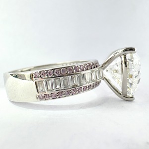 Bague de fiançailles en diamant de laboratoire certifié IGI 7,40 CTW en forme de cœur, or blanc massif 8 carats, accent rose baguette, large alliance - Product Image 3