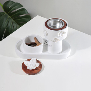 Brûleur d'encens artisanal de style moderne en métal et bois avec revêtement gris mat, boîte avec plateau et accents floraux blancs, décoration d'intérieur - Product Image 3