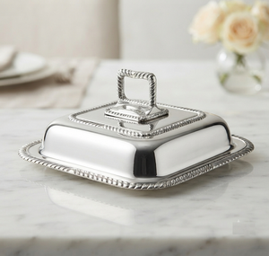 Beurrier carré argenté avec couvercle et poignée, design classique, métal poli, pour cuisine et fêtes - Product Image 1