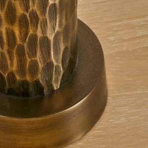 Lampe de table en métal martelé avec base en fer texturé, abat-jour en tissu de qualité supérieure, éclairage d'ambiance chaleureux pour les intérieurs raffinés - Product Image 4