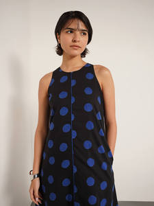 Robe midi bleue à pois avec broderie rouge à motif géométrique, col rond, silhouette droite, tenue décontractée quotidienne, 100% coton tissé - Product Image 4