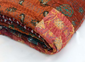 Colcha Kantha roja Khambadiya con patchwork, colcha Kantha vintage bordada a mano de algodón, tamaño Queen. - Product Image 2