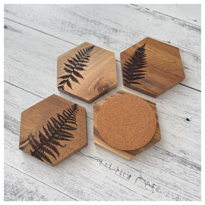 Sous-verre en bois classique, finition polie, fait main, de qualité supérieure, idéal pour salle à manger, bar, bureau, ou comme cadeau. - Product Image 6