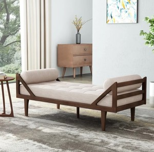 Chaise longue de style mid-century moderne avec revêtement en tissu capitonné et pieds coniques en teck pour salon, chambre et hôtel - Product Image 1