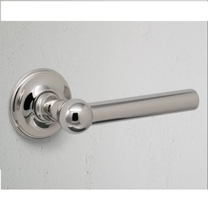 Poignée de porte moderne en acier couleur bronze pour la maison, personnalisable avec barre de confidentialité et serrure de porte intégrée - Product Image 6