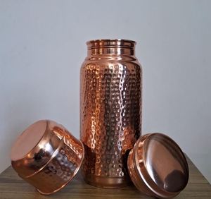 Botella de agua reutilizable de cobre para una hidratación constante, artículos de bebida ecológicos de metal que favorecen el bienestar diario y una rutina saludable. - Product Image 1