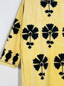Chaqueta Larga de Terciopelo Amarillo con Bordado Suzani |   Abrigo Bohemio Floral Hecho a Mano |   Ropa de abrigo artesanal de estilo folclórico |   Ropa Festiva Impresionante - Product Image 4