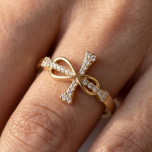 แหวนอินฟินิตี้ครอสประดับเพชรทรงกลมเพาะเลี้ยง แหวนทองคำขาว 14K เครื่องประดับงานแต่งงานสำหรับงานพิเศษสำหรับคนรัก - Product Image 1