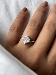 Bague en moissanite taille coussin pour femme, bague de fiançailles en or 18K/14K, bague solitaire effet diamant, bijoux minimalistes de luxe - Product Image 2