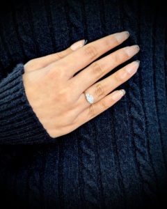 แหวนคู่ทรงคุชชั่นคัท พร้อมเพชรทรงหัวใจแบบโซลิแทร์ เพชรเลี้ยงในห้องปฏิบัติการ ทอง 10K ขายส่ง OEM ผู้ผลิตเครื่องประดับชั้นดี ผู้จัดจำหน่าย - Product Image 4