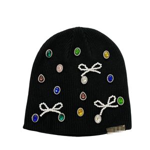Gorro de Punto Personalizado Unisex, Diseño Jacquard con Pedrería, Estampado Gráfico por Sublimación, Gorro Tipo Skull Cap, Venta al Por Mayor de Fábrica - Product Image 3
