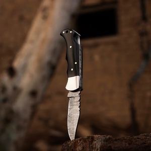 Cuchillo Plegable de Acero de Damasco Hecho a Mano para Camping y Caza, Mango de Cuerno Negro, Funda de Cuero Personalizada, Dureza 58HRC, 3 Años de Garantía - Product Image 6