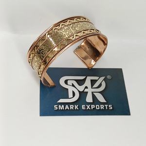 Brazalete de Cobre Ligero Hecho a Mano con Diseño Floral Grabado, Ajustable y Abierto, Joyería Tradicional para Hombres y Mujeres - Product Image 4