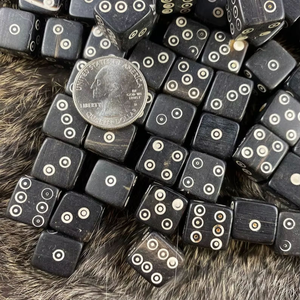 Dés en corne de buffle naturelle, artisanaux, polis, avec logo personnalisé imprimé, pour jeux sportifs, vente en gros - Product Image 1