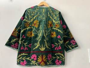 Kimono Corto de Terciopelo Verde con Bordado Floral y Cinturón, Estilo Boho Suzani, Prenda Exterior de Moda - Product Image 4