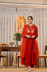 ชุดคุรตะ/คุรตี ดีไซน์สวยหรู ปักลายงดงาม โดดเด่นสะดุดตา สไตล์นักแสดงละครโทรทัศน์ เหมาะสำหรับผู้หญิงหรือเด็กผู้หญิง - Product Image 3