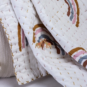 Manta de bebé Kantha de algodón orgánico, colección de bloques de mano con estampado de arcoíris personalizado, edredón suave para bebé para uso en Hotel - Product Image 3