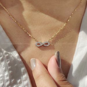 Colgante Infinito de Oro con Diamantes Redondos y Cadena, Elegante Collar de Joyería Fina - Product Image 4