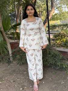 Ensemble coordonné tendance pour femme : haut à manches cloche imprimé floral et pantalon large à jambe large, longueur genou, col carré, coupe trapèze - Product Image 1