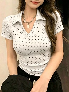เสื้อโปโลผู้หญิงลายจุด คอวี แขนสั้น ทรงเข้ารูป เสื้อครอปท็อปลำลอง เสื้อยืดแขนสั้นรัดรูป เสื้อสำหรับผู้หญิงใส่ออกนอกบ้านทุกวัน - Product Image 1