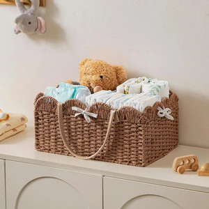 Organizador de pañales de hierba marina natural con asa, cesta para guardería con diseño festoneado, hecho a mano en Vietnam - Product Image 1